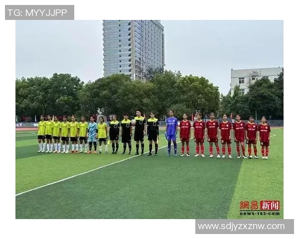 纽百伦足球明星闪耀绿茵场展现激情与实力的完美结合