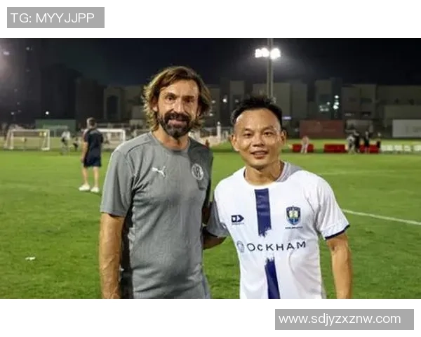 足球明星与儿时好友重聚握手瞬间感动无数球迷的温暖故事 足球明星与儿时好友重聚握手瞬间感动无数球迷的温暖故事